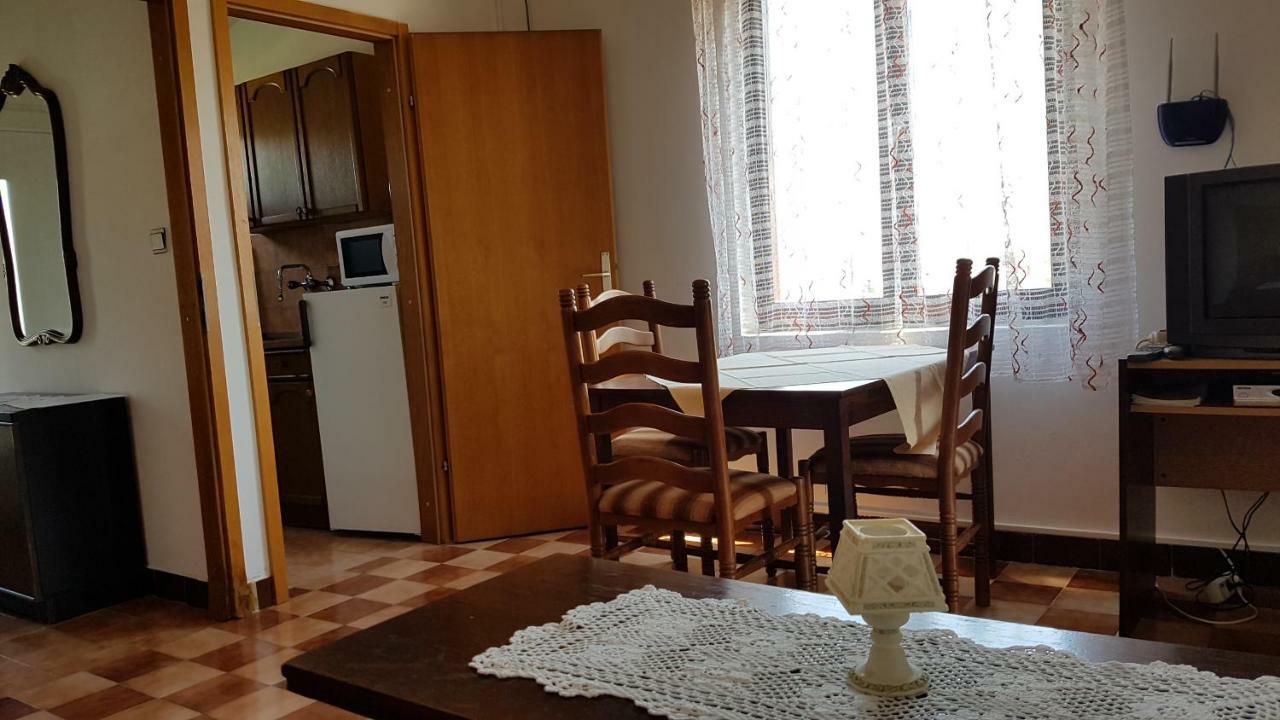 Apartments Carevi Dvori Jezera Zimmer foto